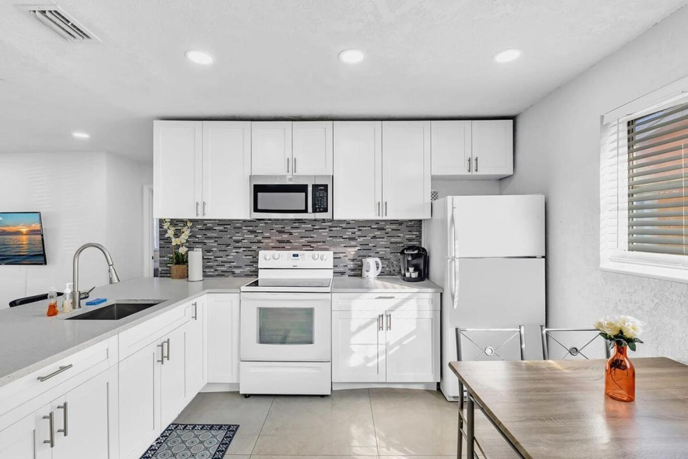 2 Bdrm Modern House Mins From Beach & Casino Hb1 شاطئ هالانديل المظهر الخارجي الصورة