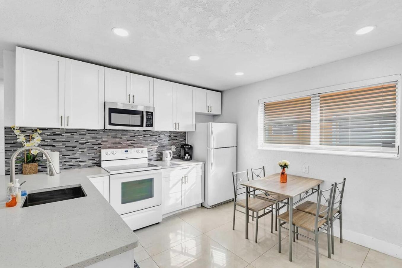 2 Bdrm Modern House Mins From Beach & Casino Hb1 شاطئ هالانديل المظهر الخارجي الصورة